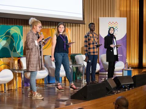 Quatre Scouts sur scène lors du Forum Mondial de l'Éducation Non Formelle